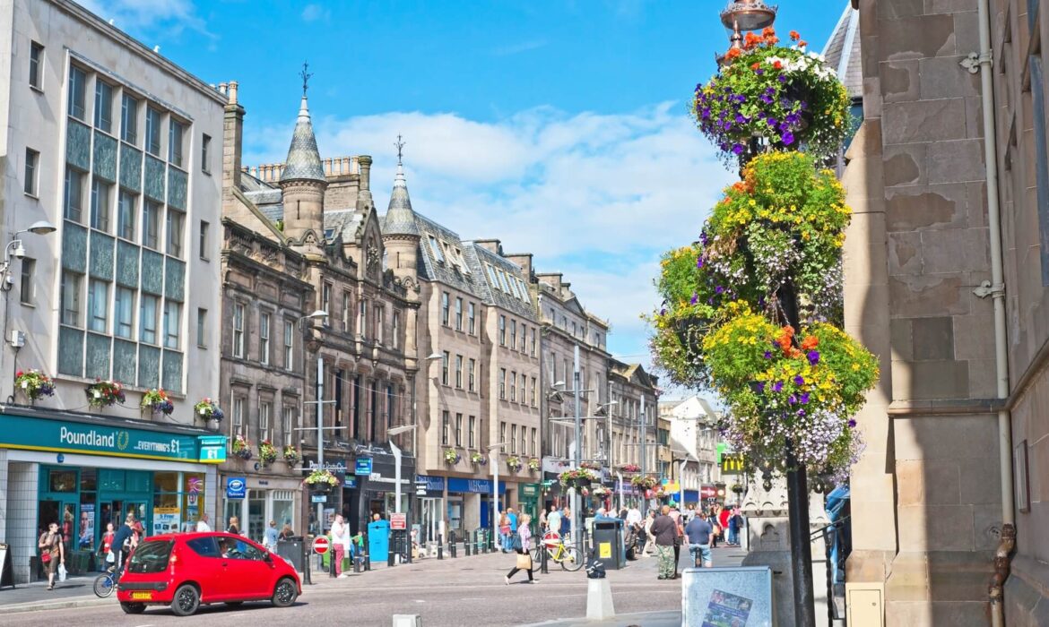 How Small Retailers Can Thrive in 2025: Adapting to an Evolving High Street